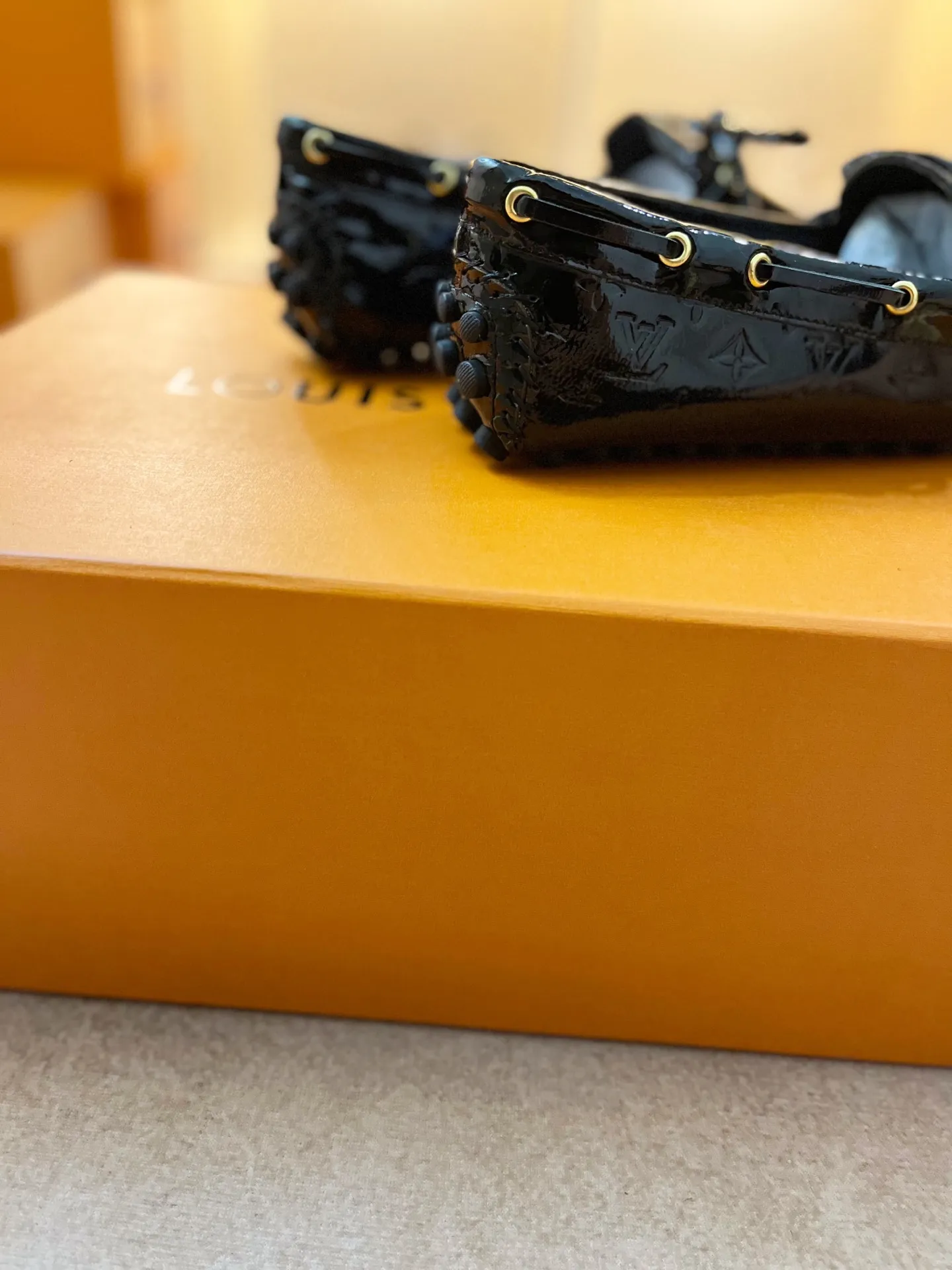 p460💰Couple model❤️🇫🇷 𝙇𝙤𝙪𝙞𝙨 𝙑𝙪𝙞𝙩𝙩𝙤𝙣 🇫🇷Louis Vuitton 2023 Classic𝓛𝓿 𝓣𝓻𝓪𝓲𝓷𝓮𝓻 Sports Series ➪➪➪¯ [Arizona Doudou Shoes Series] ▪️▪️▪️Arizona slip-on shoes are made of Monogram Eclipse canvas. Its hand-painted and dyed edges and hand-sewn uppers fully demonstrate Louis Vuitton's traditional shoemaking craftsmanship. This slip-on shoe is very lightweight. The integrated tongue and upper make it particularly comfortable and flexible. The soft outsole is equipped with rubber padding. Decorated with matching sash. Detailed features: ☑️Monogram Eclipse canvas ☑️Black Eclipse pattern ☑️Hand-painted shoe edges ☑️Hand-sewn uppers (each pair takes time to process) ☑️Integrated tongue and upper construction ☑️Outsole equipped with rubber lining ☑️size: 35_46